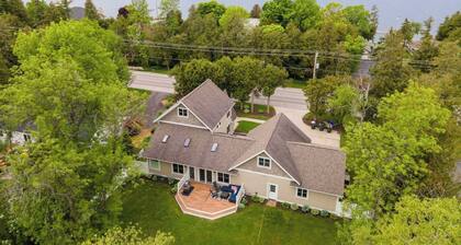 Stunning home in Downtown Sister Bay-Sleeps 12
