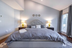 4 bedrooms, free WiFi, bed sheets - Stunning home in Sister Bay- Dog Friendly with fenced in yard! (Sister Bay)