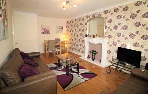 Large Balcony Apartment - Town & Races -2 Dbl Beds