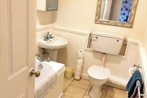 Ensemble douche/baignoire, sèche-cheveux, serviettes fournies
