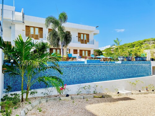 Modern 7 Bedroom Villa - 2 Mins Walk to the Beach - Bramble Beach Villa