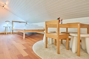 2 bedrooms, iron/ironing board, WiFi