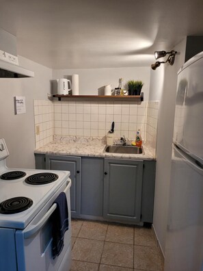 冷蔵庫、電子レンジ、オーブン、コンロ