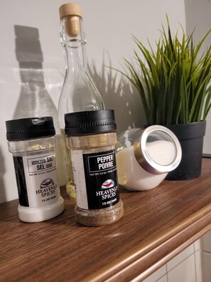 ヘアドライヤー、タオル、トイレットペーパー