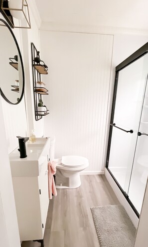 Dusche, Haartrockner, Handtücher, Seife