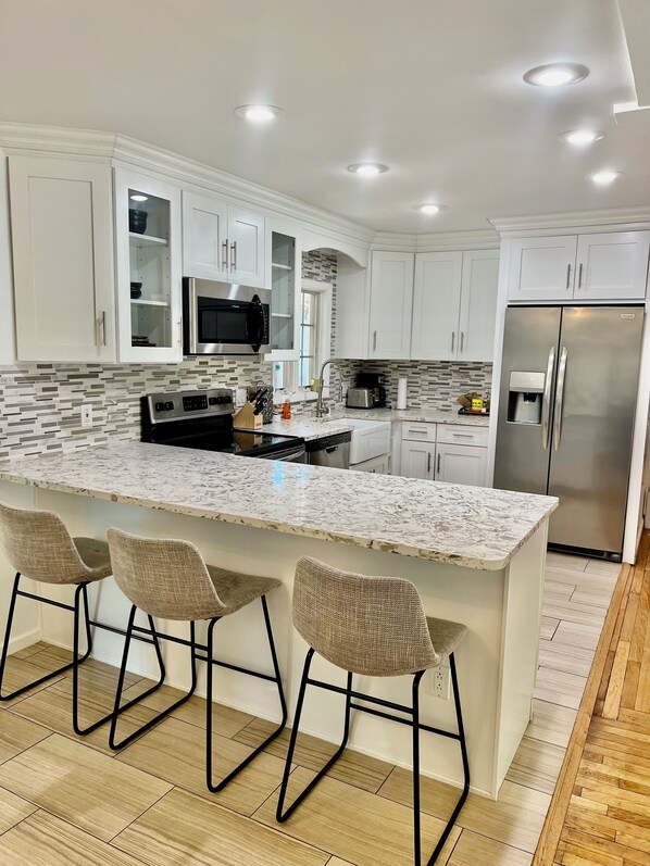 Fridge, microwave, oven, stovetop - Spacious Modern House 15 minutes from JFK airport! (Valley Stream)