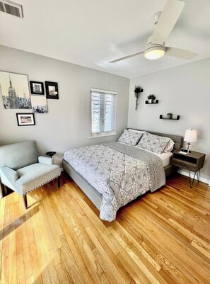 5 makuuhuonetta, työpöytä, silitysrauta/-lauta, vauvan matkasänky