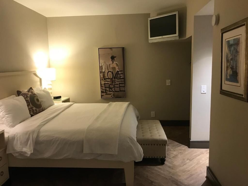 Quick Drive to the Hollywood Museum! w/ Parking and Pool, Pets Welcome Too!
