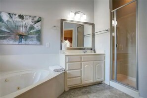 Douche, baignoire à remous, séchoir à cheveux, serviettes fournies