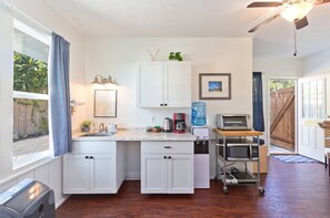 Fridge, microwave, oven, stovetop - Comfy Surf Studio 2 Blocks From The Ocean (Kailua-Kona)