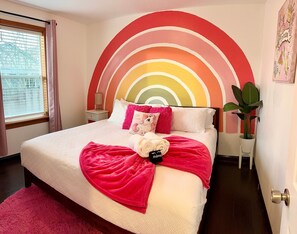 3 habitaciones, escritorio y tabla de planchar con plancha 