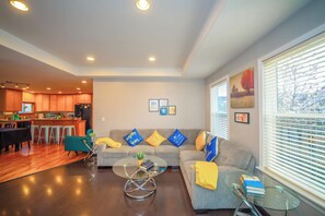 تلفزيون ذكي، ألعاب فيديو، كُتُب، ستيريو