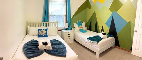 3 bedrooms, desk, iron/ironing board, travel cot