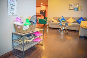 智能电视、电子游戏、书、立体声音响