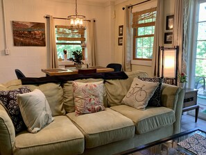 Smart TV, chimenea y libros