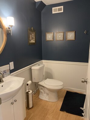 Shower, hair dryer, towels, soap - Sunset Heights  (Canton)