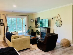 Smart TV, fireplace, books - Sunset Heights  (Canton)
