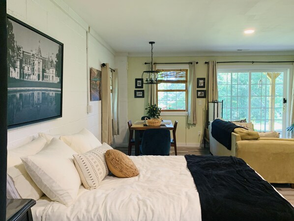 1 habitación, tabla de planchar con plancha y cuna de viaje