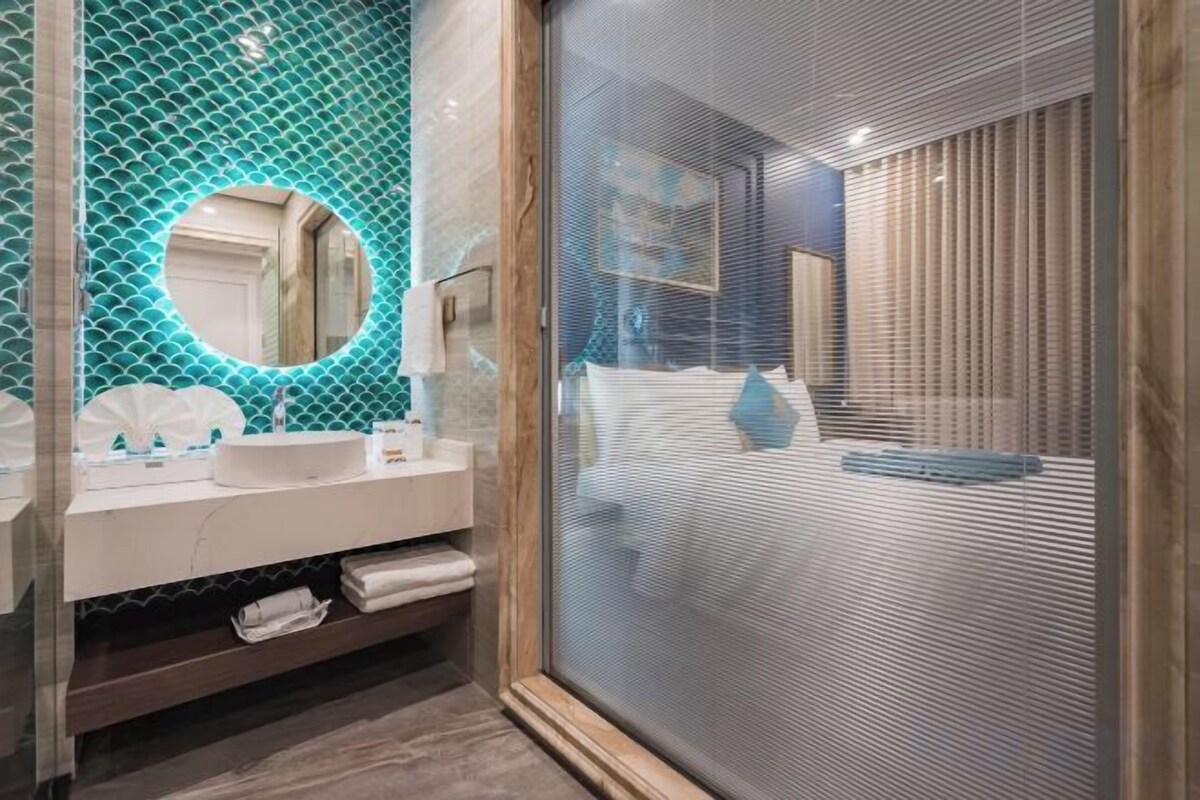 Bathroom | Free toiletries, hair dryer, bathrobes, slippers
