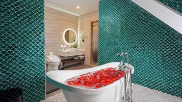 Grand Suite King | Bathroom | Free toiletries, hair dryer, bathrobes, slippers