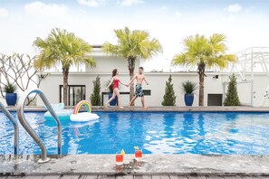 Swim-up bar - Grand Fleuve Boutique  (Ha Long)