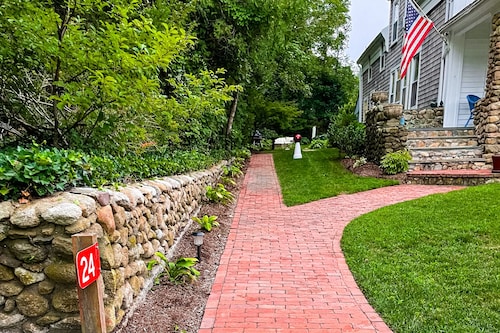 Walk-up apartment with deck & grill - walk to beach & town