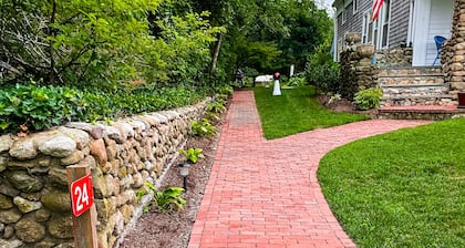 Walk-up apartment with deck & grill - walk to beach & town