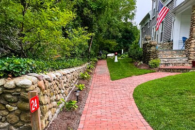 Walk-up apartment with deck & grill - walk to beach & town