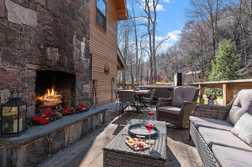 Private, new home near Skyeship gondola with four fireplaces, washer/dryer, WiFi