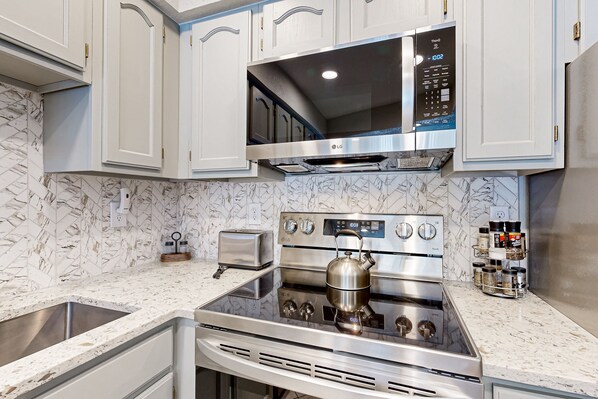 冰箱、微波炉、烤箱、炉灶