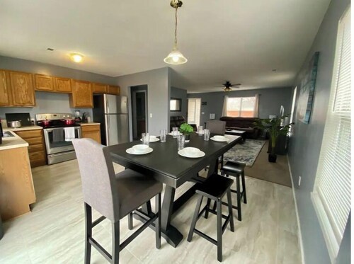 Nice 3 BDR 2 Bth house+Garage+Fenced backyard