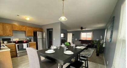 Nice 3 BDR 2 Bth house+Garage+Fenced backyard