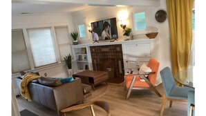 Unclassified image, 4 of 14, button - Charming Bungalow (Sierra Madre)