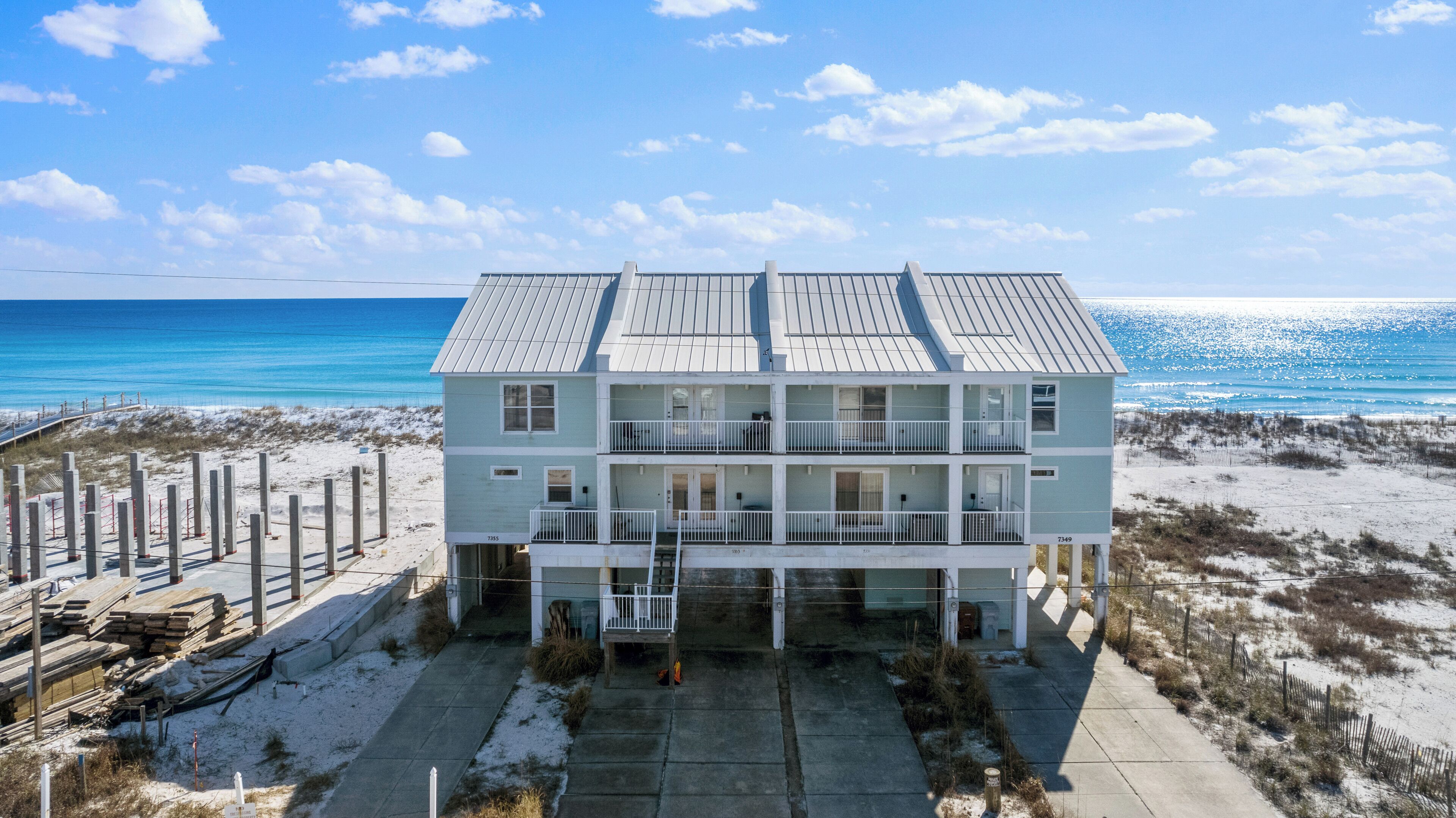 Enjoy the Views of Navarre from this Charming Townhome!