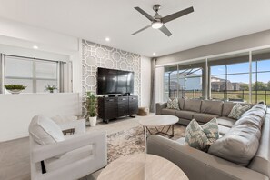 Vila, vários quartos | Área de estar | Smart TV