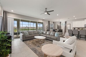 别墅, 多间卧室 | 起居区 | 智能电视