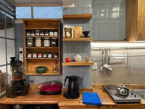 Fridge, oven, stovetop, coffee/tea maker