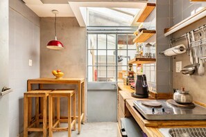 Kühlschrank, Ofen, Herdplatte, Wasserkocher mit Kaffee-/Teezubehör