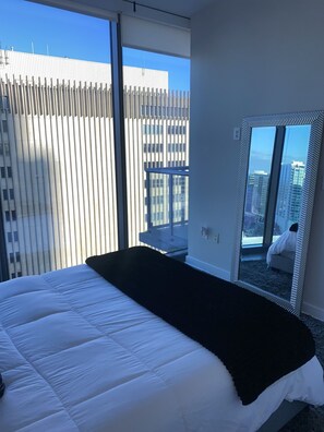 1 bedroom, iron/ironing board, WiFi, bed sheets - Luxury High rise condo (Atlanta)