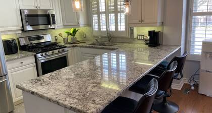 Spacious 4 Bedroom House Closed to Masonville UH UWO