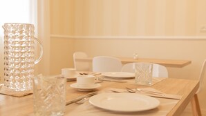 A dining table set with plates, cutlery, and a pitcher. - Casa Pralunghi b&b  (Calvene)