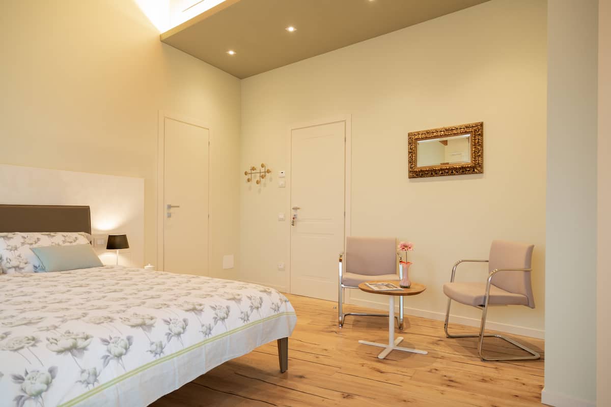 Chambre Confort, salle de bains attenante, vue jardin