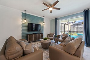 Villa, 6 habitaciones | Área de sala de estar | Smart TV 