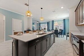 Villa, 6 habitaciones | Cocina privada | Refrigerador, horno, cafetera y tetera y tostadora 