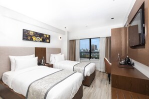 Ropa de cama de alta calidad y caja de seguridad en la habitación 