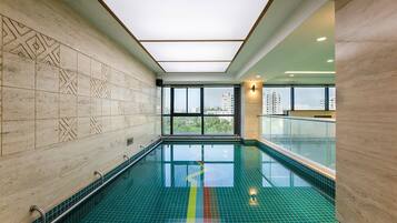 Indendørs pool