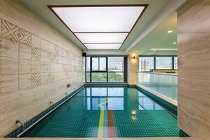 Una piscina cubierta