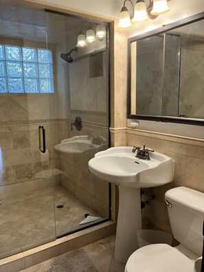 Douche, sèche-cheveux, serviettes fournies, savon
