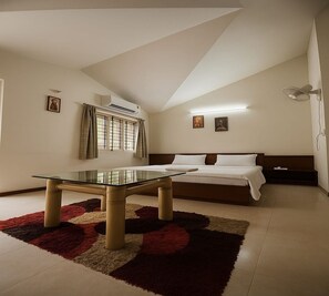 Deluxe Double Room | Free WiFi - Elis Hospitality Service Parth Bungalow (Ahmedabad)