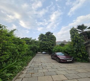Free self-parking - Elis Hospitality Service Parth Bungalow (Ahmedabad)